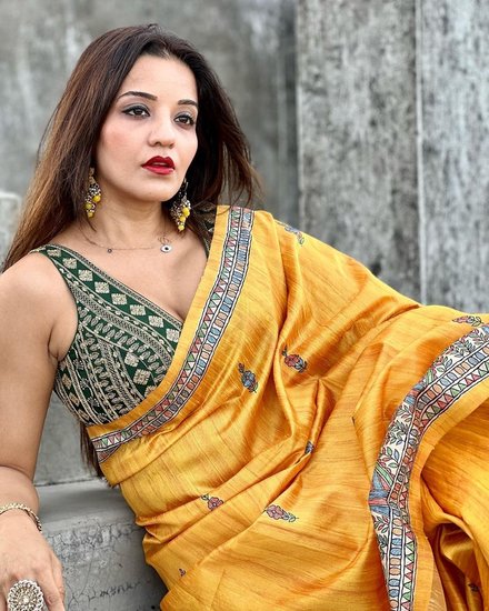 लेकिन शादी के बाद भी यह सिलसिला नहीं रूका था और को-स्टार संग अफेयर की अफवाहें उड़ने लगी थीं। (यह भी पढ़ें: एटीट्यूड को जरूरी मानती हैं रानी चटर्जी, अच्छे रिलेशन के लिए ये फंडा अपनाती हैं भोजपुरी एक्ट्रेस) 