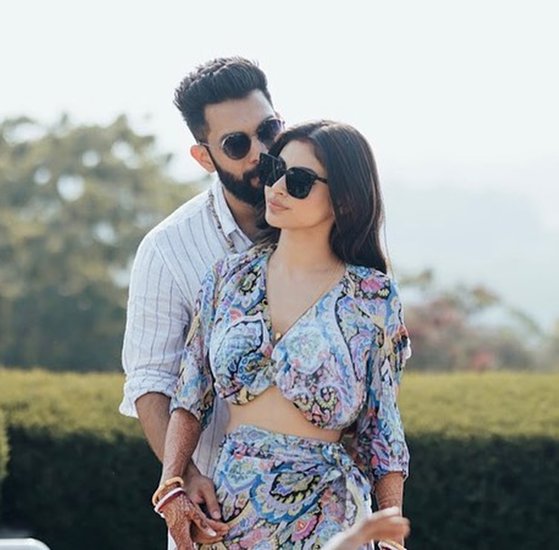 एक्ट्रेस मौनी रॉय ने भी बिजनेसमैन से शादी की है। उनके पति का नाम सूरज नाम्बियार है और दोनों इसी साल 27 जनवरी को शादी के बंधन में बंधे थे। (Photo: Mouni Roy Instagram)