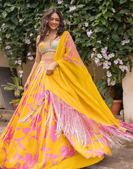 Mrunal Thakur Photos: एक्ट्रेस मृणाल ठाकुर (Mrunal Thakur) अब तक कई बेहतरीन फिल्मों में काम कर चुकी हैं और आने वाले दिनों में उनकी कई फिल्में रिलीज के लिए भी तैयार हैं। मृणाल सोशल मीडिया पर काफी एक्टिव रहती हैं और अक्सर तस्वीरें शेयर करती रहती हैं।  
