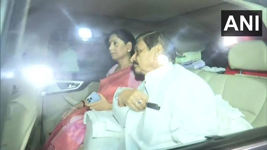 Mulayam Singh Yadav Wife Sadhana Gupta: देश के सबसे बड़े राजनीतिक परिवार के मुखिया मुलायम सिंह यादव की पत्नी साधना गुप्ता का 9 जुलाई को निधन हो गया। साधना ने गुरुग्राम के मेदांता अस्पताल में आखिरी सांस ली। साधना गुप्ता का अंतिम दर्शन के लिए सबसे पहले पहुंचने वालों में शिवपाल यादव (Shivpal Yadav) और उनकी पत्नी थीं। परिवार में शिवपाल साधना गुप्ता के काफी करीब थे।