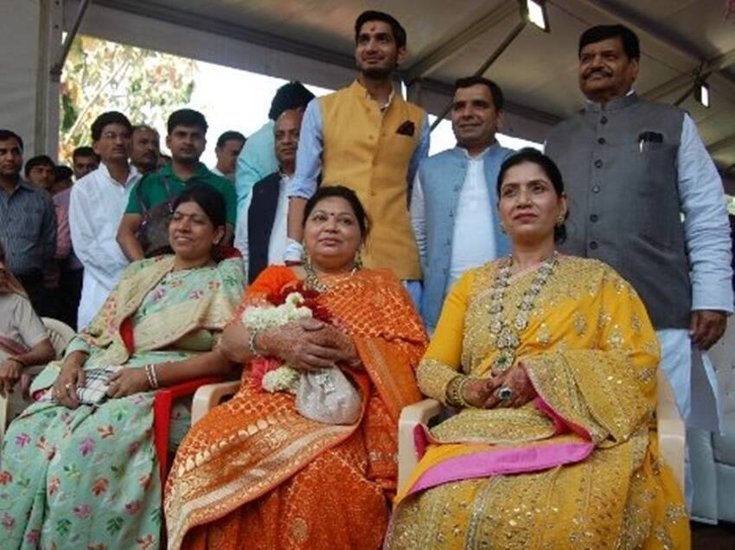 साधना गुप्ता यूं तो ससुराल के फैमिली फंक्शन्स से दूर ही रहती थीं लेकिन जब शिवपाल यादव के बेटे आदित्य की शादी हुई थी तब वह भी इटावा पहुंची थीं।