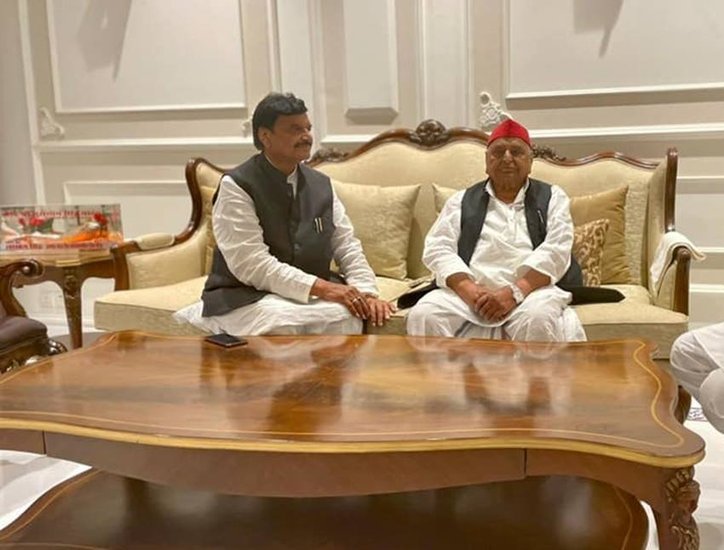 साधना ने एएनआई को दिये एक इंटरव्यू में शिवपाल के त्याग को याद करते हुए बताया था कि उन्होंने खुद देखा है कि कैसे पार्टी और भाई मुलायम के काम से थक हारकर जब वह लौटते तो जमीन पर बिछी दरी को ही ओढ़कर वहीं सो जाते थे।