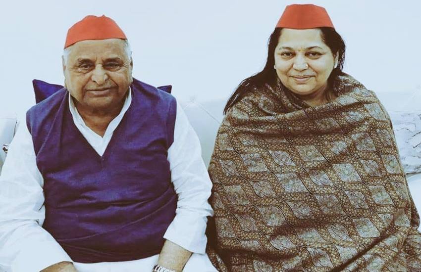 Mulayam Singh Yadav Wife Sadhana Gupta: मुलायम सिंह यादव की पत्नी साधना गुप्ता का शनिवार 9 जुलाई को निधन हो गया। रविवार 10 जुलाई को लखनऊ के पिपरा घाट पर उनका अंतिम संस्कार होगा। साधना लखनऊ में ही मुलायम सिंह के साथ रहती थीं। आइए जानते हैं साधना अपने पीछे कितनी संपत्ति छोड़ गई हैं: