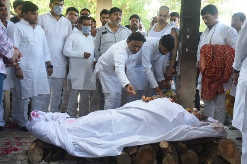 अखिलेश यादव इस दुख की घड़ी में छोटे भाई प्रतीक के साथ खड़े दिखे। (Photo: Dharmendra Yadav)