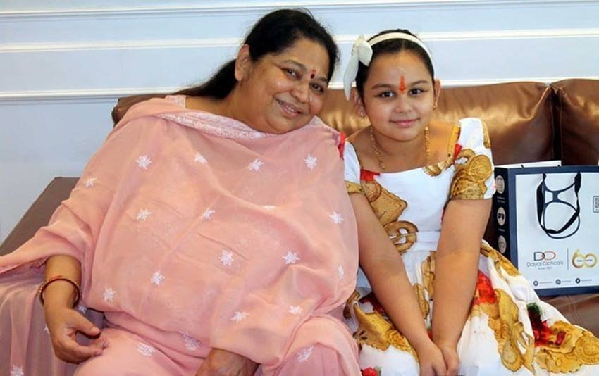 मुलायम सिंह के खुद के नाम पर कोई गाड़ी नहीं है लेकिन साधना गुप्ता के पास टोयोटा कैमरे जैसी लग्जरी कार थी।