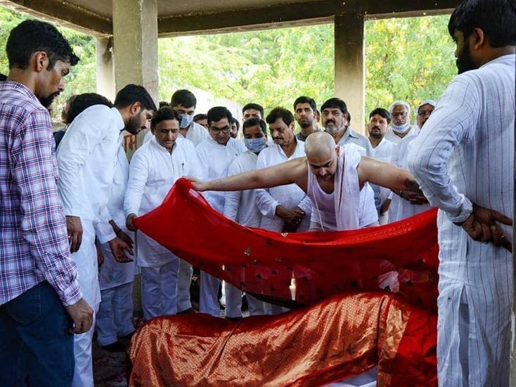 साधना के अंतिम संस्कार में रामगोपाल, अखिलेश और शिवपाल को भी एक साथ ले आई। तीनों लंबे समय बाद साथ में दिखे। (Photo: Sumit Kumar Facebook)
