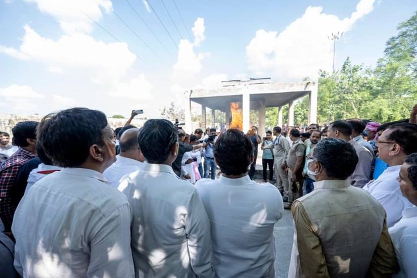 साधना गुप्ता कहती थीं कि उन्होंने अखिलेश को कभी सौतेला नहीं समझा। प्रतीक और अखिलेश को साधना अपनी दोनों आंखें बताया करती थीं। (Photo: Samajwadi party)