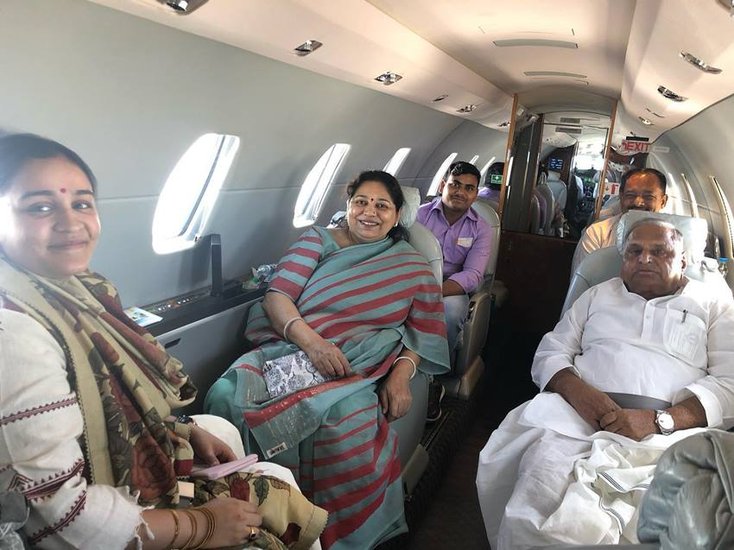 बता दें की साधना मुलायम सिंह की दूसरी पत्नी हैं। प्रतीक यादव साधना के बेटे हैं। (यह भी पढ़ें- पहले पति से तलाक के बाद साधना यूं आई थीं मुलायम सिंह के करीब )