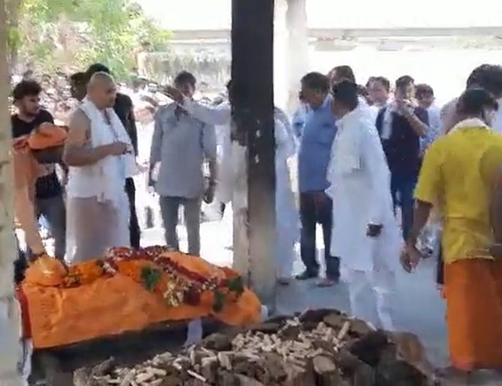 Sadhna Gupta Funeral: मुलायम सिंह यादव (Mulayam Singh Yadav) की पत्नी साधना गुप्ता का अंतिम संस्कार लखनऊ के पिपरा घाट पर संपन्न हुआ। इस दौरान अखिलेश यादव (Akhilesh Yadav) समेत पूरा यादव परिवार मौजूद रहा। परिवार ने नम आंखों से साधना गुप्ता को अंतिम विदाई दी।
