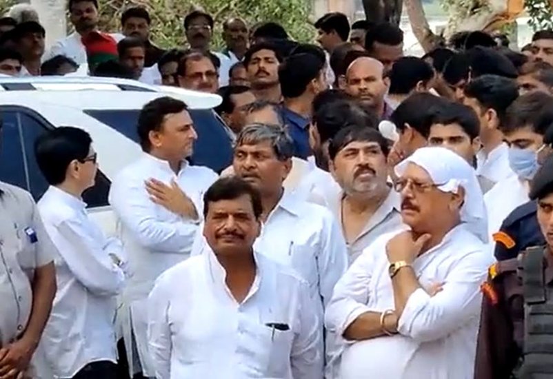 साधना गुप्ता के अंतिम संस्कार के दौरान लंबे समय बाद अखिलेश, शिवपाल और रामगोपाल यादव एक साथ दिखें।