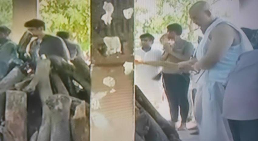 साधना गुप्ता के बेटे प्रतीक यादव ने पार्थिव शरीर को मुखाग्नि दी।
