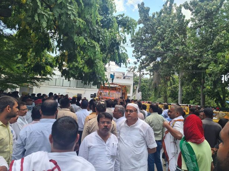 साधना गुप्ता की अंतिम यात्रा मुलायम सिंह के गोमती नगर वाले आवास से निकली थी।
