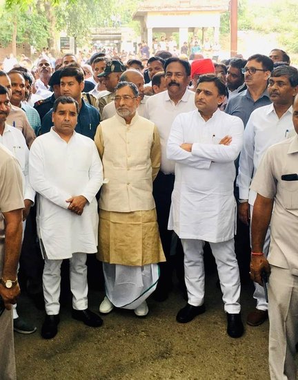बता दें कि प्रतीक यादव साधना गुप्ता के पहले पति की संतान हैं। बाद में मुलायम सिंह ने प्रतीक यादव को अपना नाम दिया था।