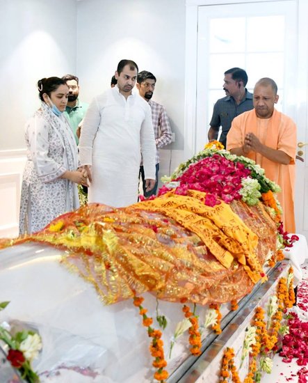 इससे पहले यूपी के सीएम योगी आदित्यनाथ सहित तमाम बड़े नेताओं ने मुलायम सिंह के घर जाकर साधना गुप्ता के आखिरी दर्शन किये। 