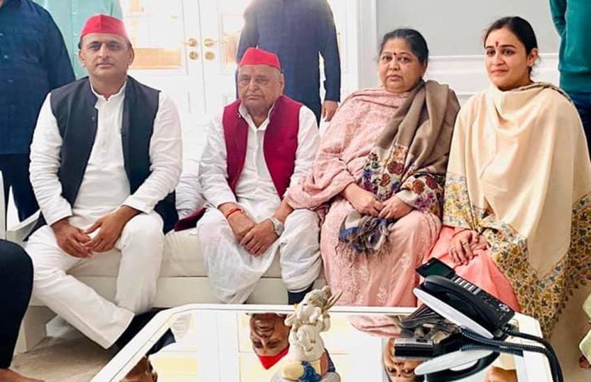 पहली पत्नी के निधन के बाद मुलायम सिंह ने साधना को पत्नी का दर्जा दिया और उनके बेटे प्रतीक को भी बतौर पिता अपना नाम दिया।