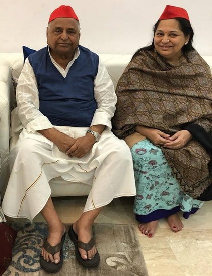 उत्तर प्रदेश के पूर्व मुख्यमंत्री मुलायम सिंह यादव ने भी दो शादियां की हैं। पहली पत्नी का नाम मालती देवी था तो दूसरी पत्नी का नाम साधना गुप्ता है। साधना गुप्ता सपा की कार्यकर्ता थीं। 