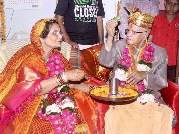 दो बार विवाह रचाने वालों में उत्तर प्रदेश के पूर्व मुख्यमंत्री एनडी तिवारी का नाम भी शामिल है। उन्होंने पहली शादी 1953 में सुशीला सानवाल से की थी। वहीं दूसरी शादी 2014 में उज्जवला शर्मा से की थी। 