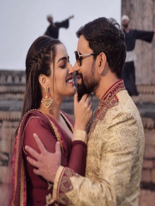 NIRHUA AND AMRAPALI AS A OFFSCREEN AND ONSCREEN HIT COUPLE