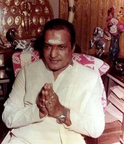 साउथ सुपरस्टार जूनियर एनटीआर के दादा और आंध्र प्रदेश के पूर्व मुख्यमंत्री एनटी रामा राव ने भी दो शादियां रचाई थीं। (यह भी पढ़ें: पंजाब को परिवार मान पत्नी से लिया था तलाक, आज भी दुआओं में भगवंत मान को याद करती हैं इंदरप्रीत)