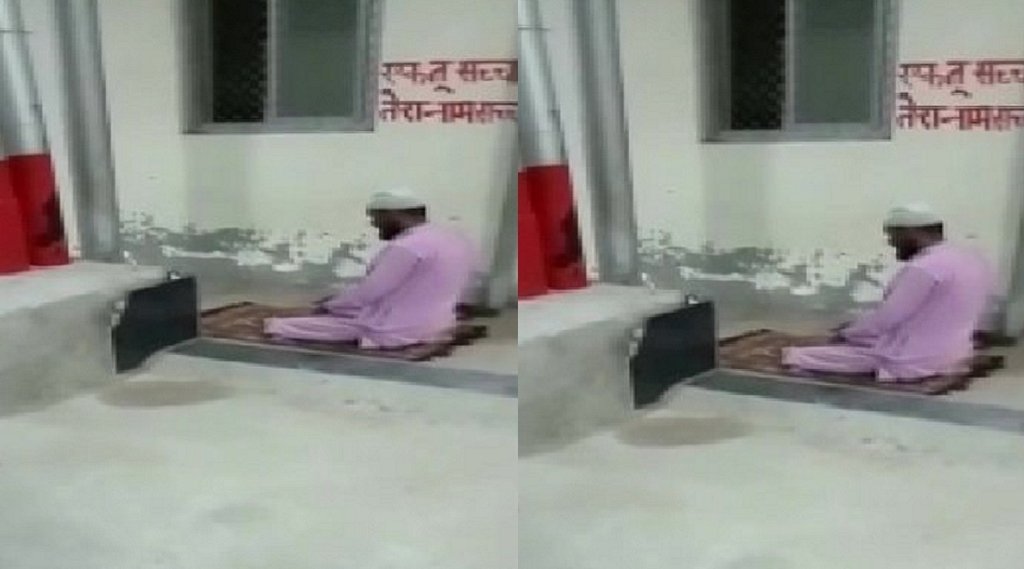 Namaz Offered by Man at charbagh Station