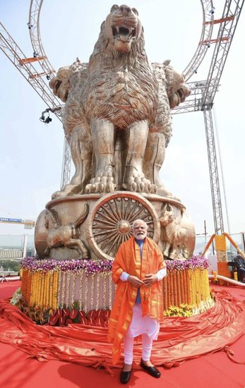 सोमवार को प्रधानमंत्री नरेंद्र मोदी ने संसद भवन की नई बिल्डिंग में अशोक स्तंभ का अनावरण किया है। कांस्य से बने इस राष्ट्रीय प्रतीक चिन्ह की ऊंचाई 21 फीट, वजन 9500 किलो तथा व्यास 3.3 से 4.3 मीटर है।