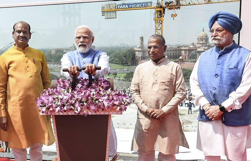 इस राष्ट्रीय प्रतीक के उद्घाटन के मौके पर पीएम मोदी के साथ ही लोकसभा अध्यक्ष ओम बिरला और राज्यसभा के उपसभापति हरिवंश सिंह मौजूद थे। 