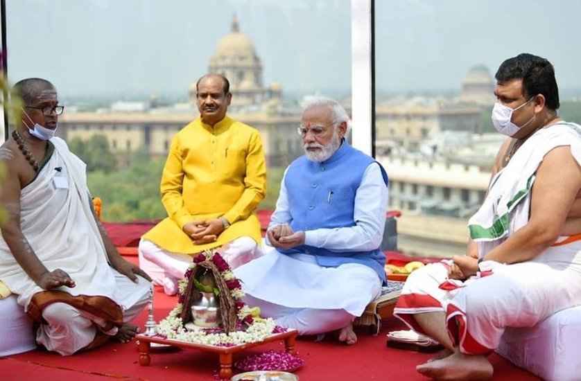 अनावरण से पहले पीएम नरेंद्र मोदी ने पूरे विधि-विधान से पूजा की।