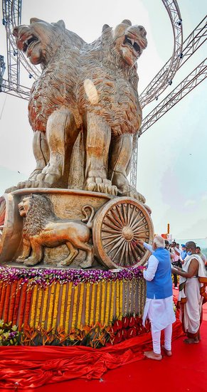 अपने सोशल मीडिया अकाउंट पर श्रमिकों के साथ मुलाकात का वीडियो शेयर करते हुए पीएम ने लिखा- हमें इनके प्रयासों पर गर्व है और राष्ट्र इनके योगदान को हमेशा याद रखेगा।