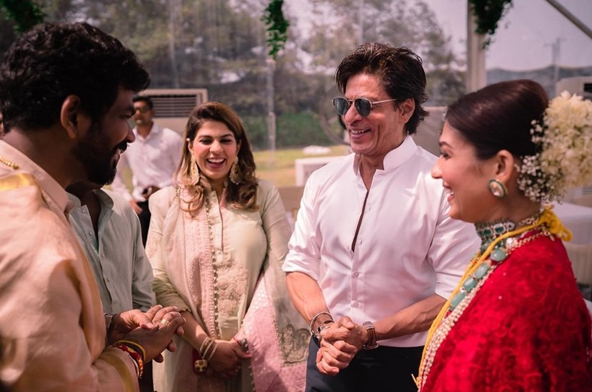 तस्वीरों में नयनतारा, विग्नेश शिवन और शाहरुख खान हंसते, मस्ती-मजाक करते नजर आ रहे हैं।
