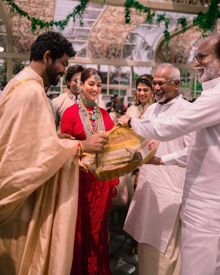 रजनीकांत अपनी को-स्टार की शादी में तोहफा लेकर पहुंचे थे। फैंस को यह तस्वीरें काफी पसंद आ रही हैं। (All Photos: Vignesh Shivan Instagram)