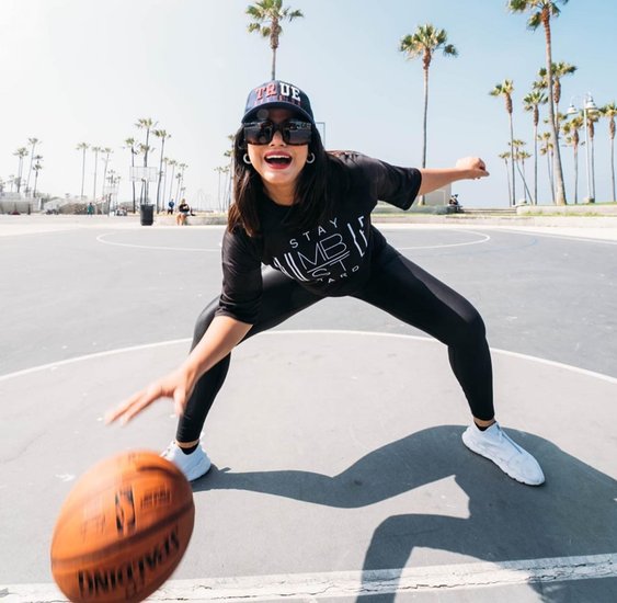 рдЕрдм рдиреАрддреВ рдЪрдВрджреНрд░рд╛ рдиреЗ рдПрдХ рдЗрдВрдЯрд░рд╡реНрдпреВ рдореЗрдВ рдмрддрд╛рдпрд╛ рд╣реИ рдХрд┐ рдЙрдирдХреЗ рдкрд╛рд╕ рди рддреЛ рдХреЛрдИ рдХрд╛рдо рд╣реИ, рди рд╣реА рдкреИрд╕рд╛ред рд╕рд╛рде рд╣реА рдЙрдиреНрд╣реЛрдВрдиреЗ рдЦреБрдж рдХреЛ рдорд┐рд▓реЗ рд╢рд╛рджреА рдХреЗ рдСрдлрд░ рдХреЗ рдмрд╛рд░реЗ рдореЗрдВ рднреА рдмрддрд╛рдпрд╛ рд╣реИред┬а