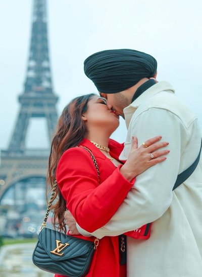 नेहा कक्कड़ और उनके पति रोहनप्रीत सिंह ने पेरिस में एफिल टावर के सामने लिपलॉक किया था। (Photo: Neha Kakkar Instagram) (यह भी पढ़ें: ‘टीटू अंबानी’ को लेकर एक्साइटेड हैं दीपिका सिंह, जानिए क्या कहती हैं ‘दीया और बाती हम’ फेम एक्ट्रेस)