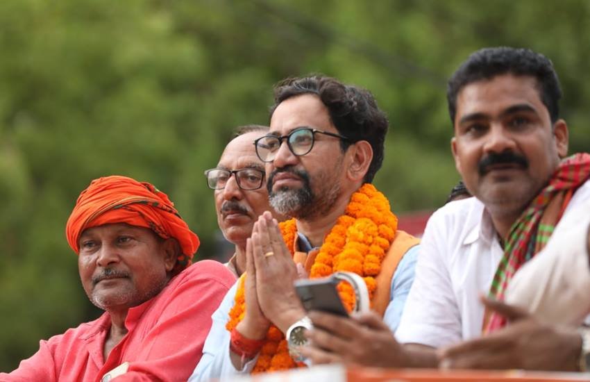 Nirahua: निरहुआ भोजपुरी सिने जगत के जाने माने सितारे हैं। सिंगिंग से एक्टिंग में आने वाले निरहुआ भोजपुरी फिल्म इंडस्ट्री में बेहद पॉपुलर हुए। उनकी पॉपुलैरिटी ही थी कि उन पर भाजपा (BJP) ने दांव खेला। निरहुआ आज लोकसभा सांसद भी बन गए हैं। 