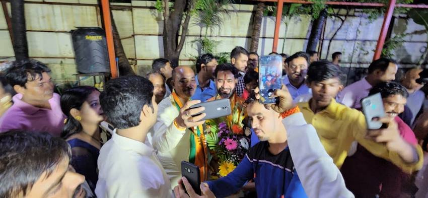 मुंबई पहुंचने पर निरहुआ का जोरदार स्वागत हुआ। निरहुआ ने अपने सोशल मीडिया अकाउंट से तस्वीरें शेयर कर इस प्यार के लिए लोगों का आभार व्यक्त किया है। (यह भी पढ़ें: निरहुआ, मनोज तिवारी और रवि किशन, जानिए तीनों दोस्तों में किसकी पत्नी के पास है कितनी संपत्ति)