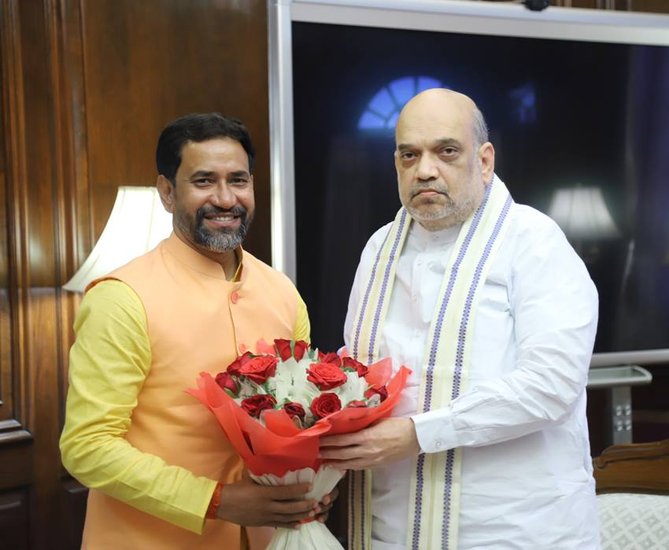 16 साल के फिल्मी करियर के बाद निरहुआ जब आज राजनीति में आ गए हैं तो उनसे सवाल भी पूछे जाते हैं कि क्या जन सेवा के लिए फिल्मों से दूर हो जाएंगे वह?