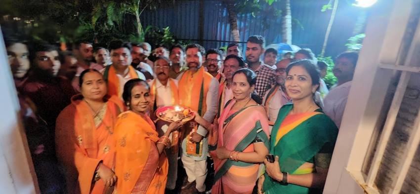 Nirahua: दिनेश लाल यादव (Dinesh Lal Yadav) उर्फ निरहुआ लोकसभा सांसद बन चुके हैं। आजमगढ़ (Azamgarh) से चुनाव जीतने के बाद निरहुआ पहली बार मुंबई पहुंचे। मुंबई में निरहुआ का घर है। मुंबई में ही निरहुआ की पत्नी और बच्चे रहते हैं।