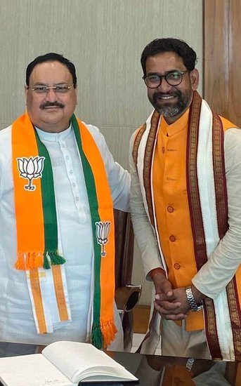 निरहुआ ने आगे कहा- मैं नसीब वाला हूं मेरा देनों से नाता है। फिलहाल मेरा पूरा फोकस अपने संसदीय क्षेत्र में विकास करने पर रहेगा, जिसके लिए मैं सिनेमा क्या कुछ भी त्याग करने को तैयार हूं। 