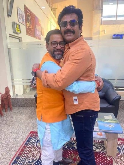मुंबई पहुंचकर उनकी मुलाकात रवि किशन से भी हुई।