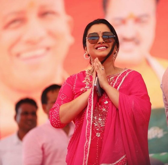 Amrapali Dubey: आम्रपाली दुबे भोजपुरी सिनेमा (Bhojpuri Film) की सबसे सफल और महंगी एक्ट्रेसेस में शुमार हैं। साल 2014 में दिनेश लाल यादव (Dinesh Lal Yadav) के साथ फिल्म निरहुआ (Nirahua) रिक्शावाला से अपने फिल्मी करियर की शुरुआत करने वालीं आम्रपाली ने खुद को शादीशुदा जिंदगी से दूर रखा है। 
