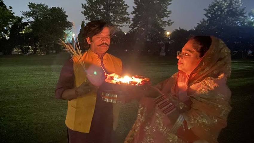 रवि किशन ने चुनाव आयोग को बताया था कि उनकी कुल संपत्ति करीब 21 करोड़ रुपये की है। इसमें से पत्नी प्रीति के नाम लगभग सवा पांच करोड़ रुपये की प्रॉपर्टी है।