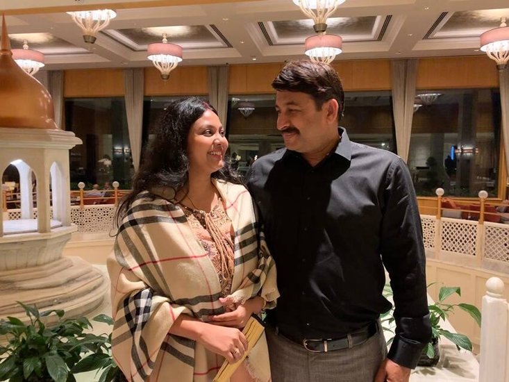 2020 में मनोज तिवारी ने दूसरी शादी रचा ली। उनकी दूसरी पत्नी का नाम है सुरभि तिवारी। सुरभि से भी मनोज तिवारी की एक बेटी हुई हैं। (Read Also: तलाक के बाद मनोज तिवारी ने 50 की उम्र में रचाई थी दोबारा शादी, दूसरी पत्नी को बहुत खास मानते हैं BJP MP)
