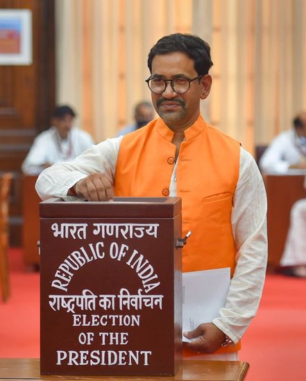 निरहुआ ने संसद परिसर में ही राष्ट्रपति चुनाव के लिए मतदान भी किया।
