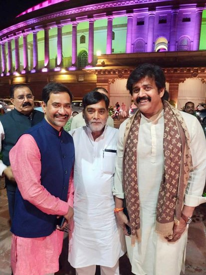 निरहुआ ने राम कृपाल यादव और रवि किशन के साथ ये फोटो अपने सोशल मीडिया अकाउंट पर शेयर की थी।