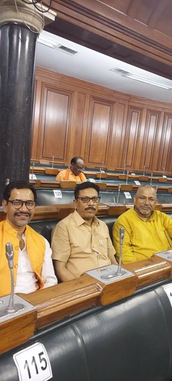 निरहुआ के साथ ही रामपुर के नव निर्वाचित सांसद घनश्याम ने भी सत्र के पहले दिन बौतर सांसद शपथ ली। निरहुआ सदन में उनके साथ ही बैठे दिखे।