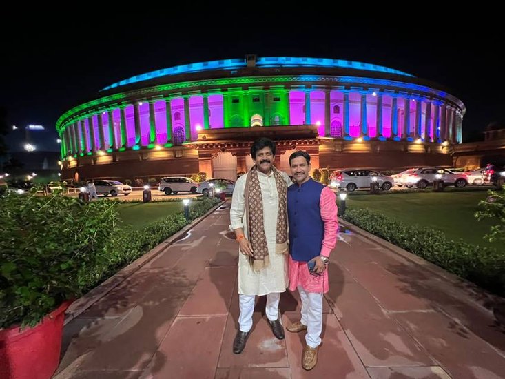 संसद में मित्र रवि किशन के साथ कैमरे को पोज देते निरहुआ।