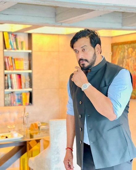  इतनी बात सुनते ही रवि किशन उन पर झल्ला उठे और बोले- एक मिनट, मैनें बाबू तुमको कभी अपने तरीके से गाना गाने के लिए बोला है कि तुम ऐसे नहीं वैसे गाओ। नहीं कहा ना तो मुझे एक्टिंग मत समझाना नहीं तो मैं अभी खुद को गोली मारकर मर जाऊंगा।