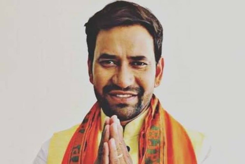 Nirahua: आजमगढ़ से लोकसभा सांसद निरहुआ ने अपने चुनावी हलफनामे में बताया है कि उनके पास कुल संपत्ति करीब 7.67 करोड़ रुपये की है। (Read Also: निरहुआ के लिए जब आम्रपाली दुबे ने बयां की अपनी फीलिंग्स, कहा था- उनके जैसा लाइफ पार्टनर मिलना सौभाग्य की बात)