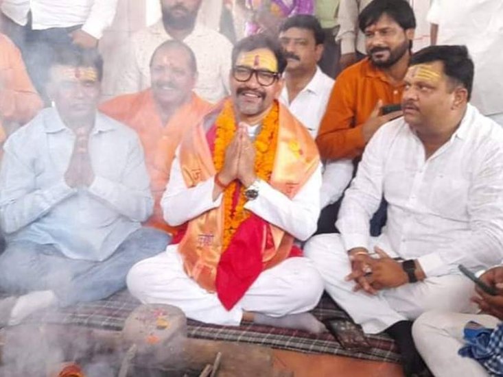निरहुआ ने बताया है कि उनपर लगभग 17 लाख रुपये का कर्ज है जो उन्होंने बैंक से लिया है। निरहुआ ने ये कर्ज घर और गाड़ी खरीदने के लिए भी लिया है। (Read Also: निरहुआ के साथ ही फिल्में क्यों करती हैं आम्रपाली दुबे, भोजपुरी एक्ट्रेस ने खुद बताई थी वजह)