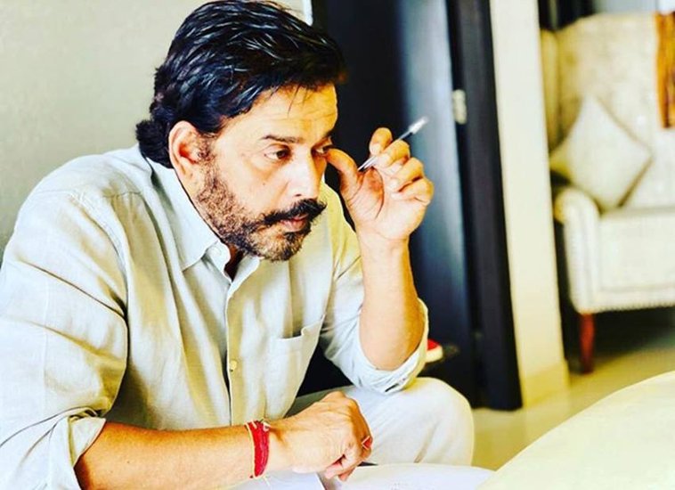 रवि किशन ने बताया था कि उनपर लगभग पौने दो करोड़ रुपये का कर्ज है। यह कर्ज उन्होंने बैंकों से घर और गाड़ी खरीदने के लिए लिया है। (यह भी पढ़ें- 12वीं पास हैं रवि किशन, अंदर से इतना आलीशान है BJP MP का घर)