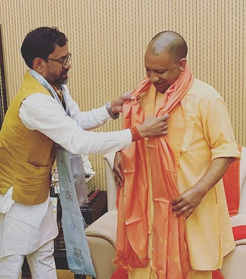 Nirahua: 2019 में अखिलेश यादव के हाथों हारने के बाद निरहुआ 2022 में हुआ उपचुनाव में आजमगढ़ से जीतकर संसद पहुंचे हैं। (Read Also: निरहुआ के साथ ही फिल्में क्यों करती हैं आम्रपाली दुबे, भोजपुरी एक्ट्रेस ने खुद बताई थी वजह)
